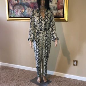 This outfit was sold and no longer available